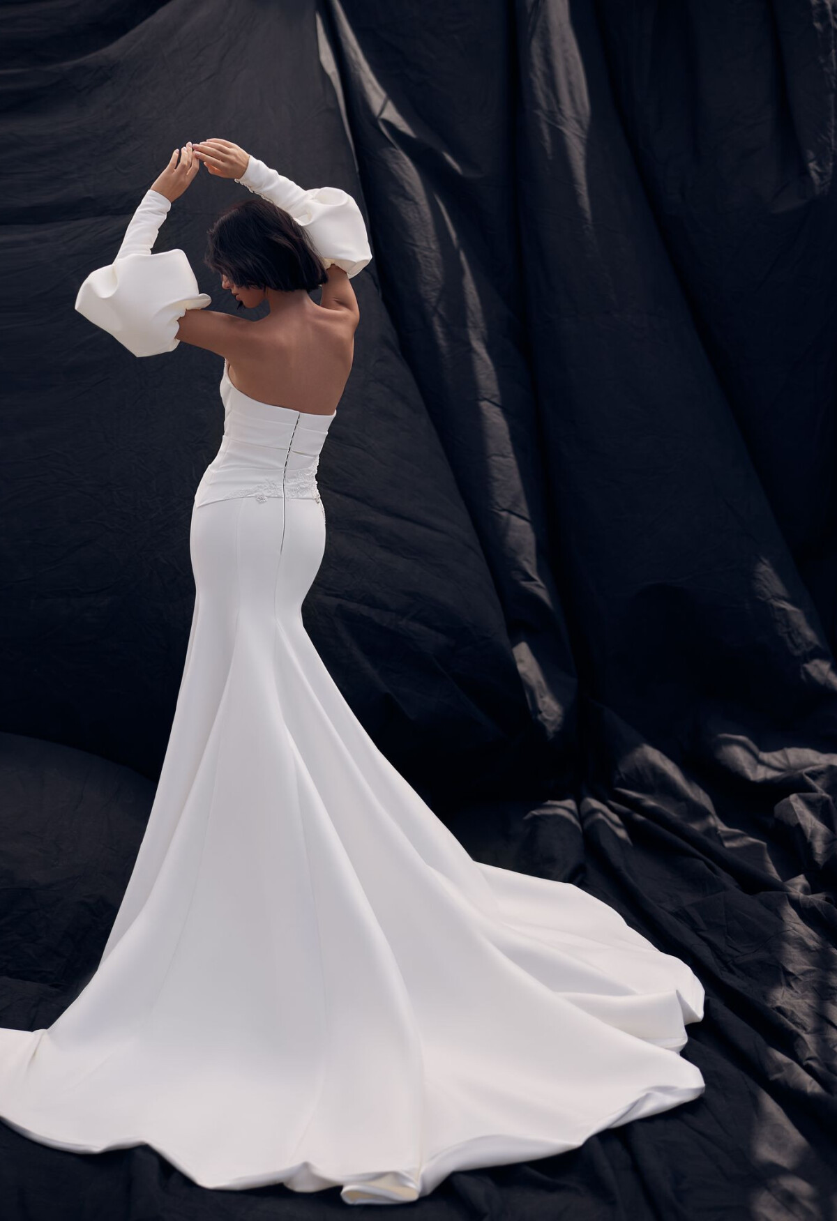 Curves brudekjole med lange ærmer – brudekjole fra BrudekjoleOutlet, dansk butik ved København
