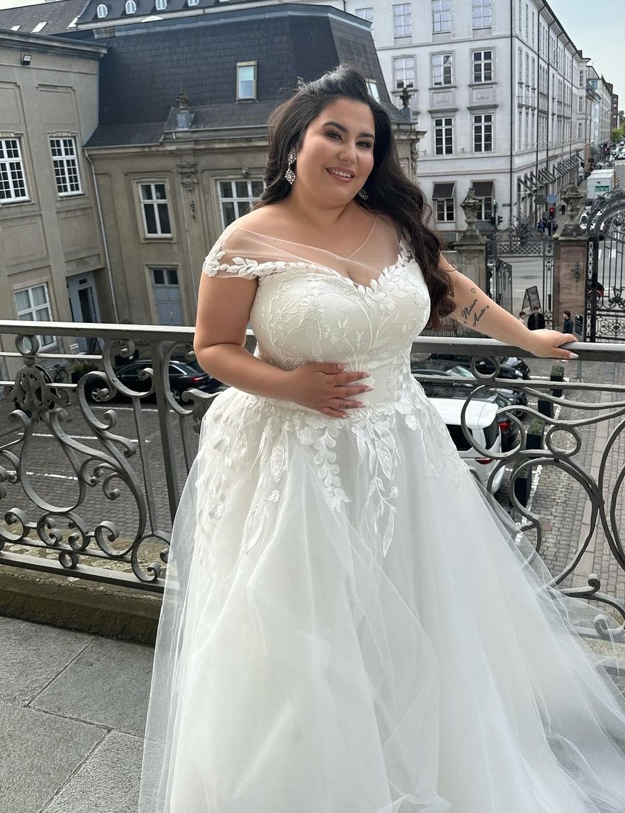 Plussize brudekjoler Orienta i ivory – brudekjole fra BrudekjoleOutlet, dansk butik ved København