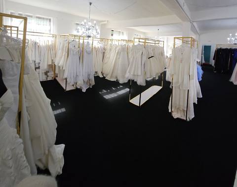 Brudekjoler på stativer i et showroom