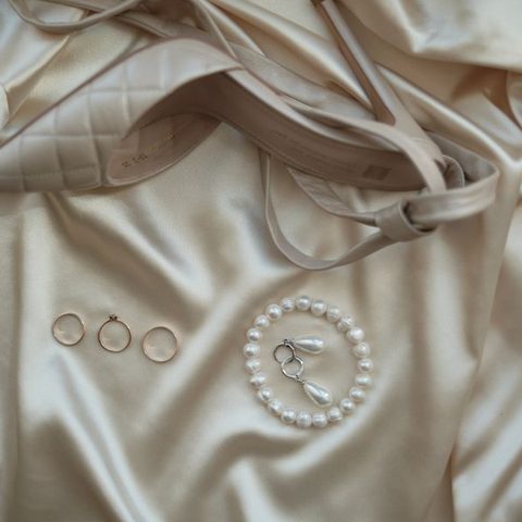 Cremefarvet silke med perlearmbånd og ringe – morgengave til bruden