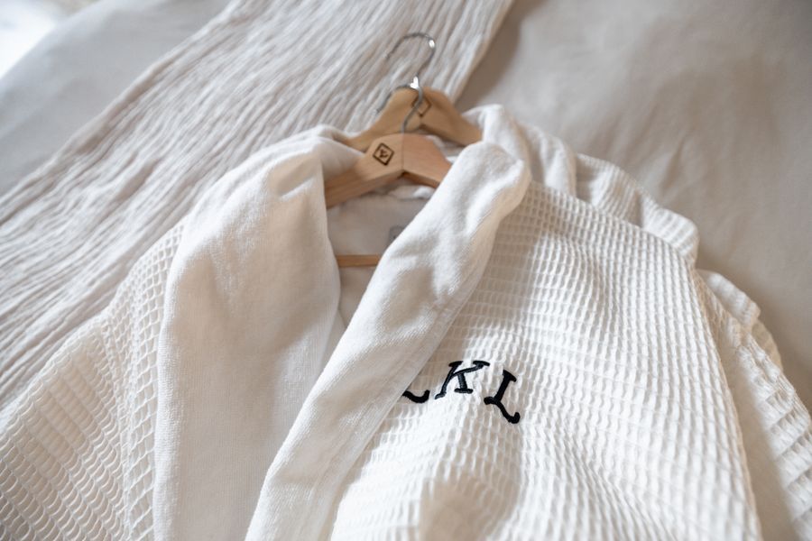 Hvid morgenkåbe med broderet monogram på bøjle – morgengave til gommen