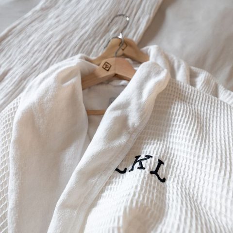 Hvid morgenkåbe med broderet monogram – morgengave til gommen