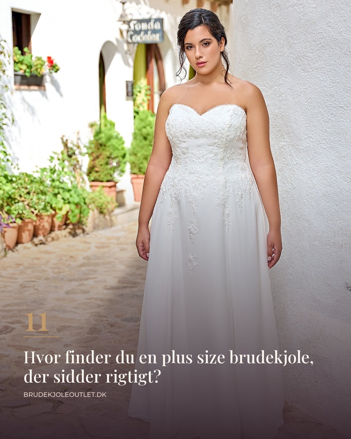 Kurvet brud i stropløs plus size brudekjole i A-linje med hjerteudskæring og blondeapplikationer