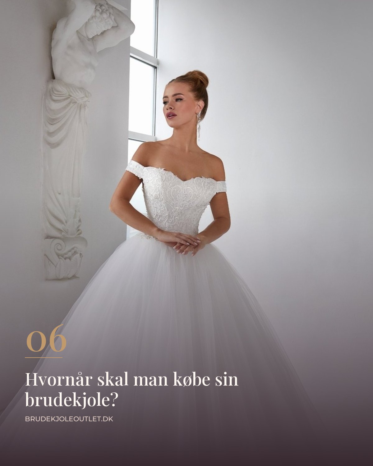 Prinsesse brudekjole med off shoulder udskæring og stort tylskørt i lyst rum
