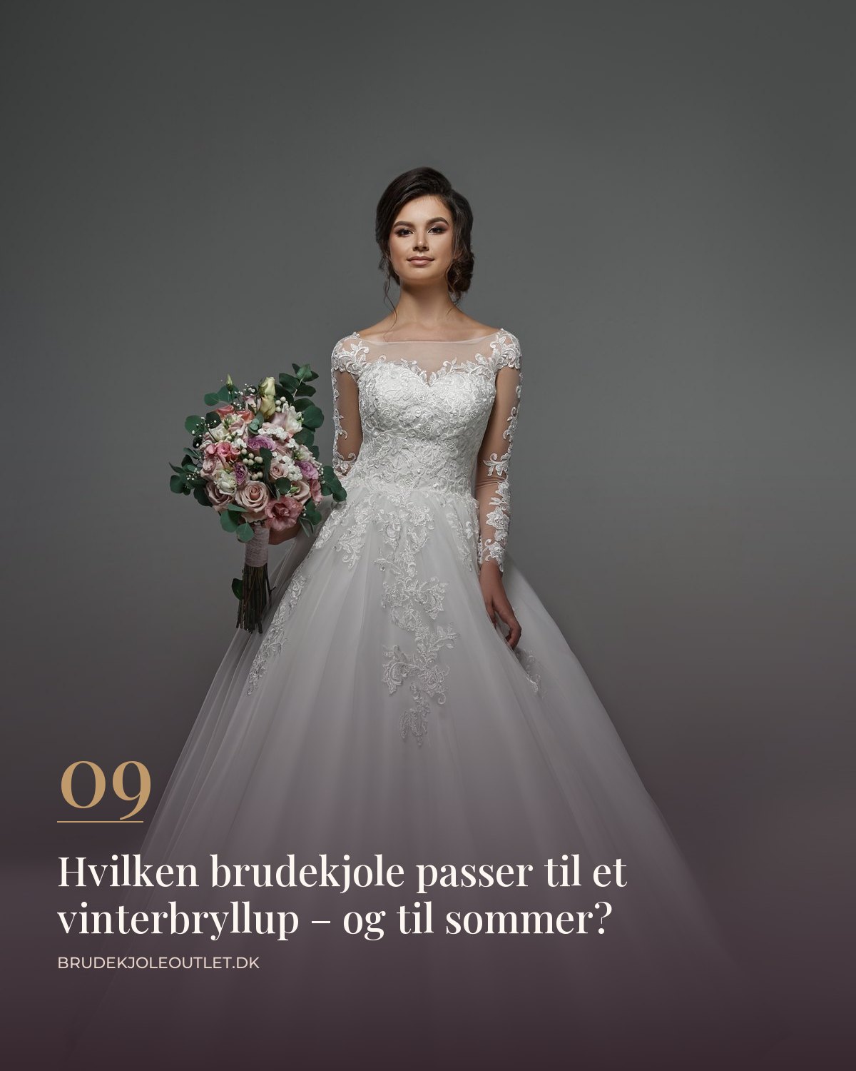 Brudekjole med lange ærmer i blonde og stort skørt, brud med buket
