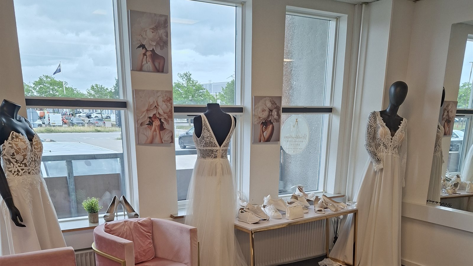 Brudekjoler, brudesko og tilbehoer i vores showroom