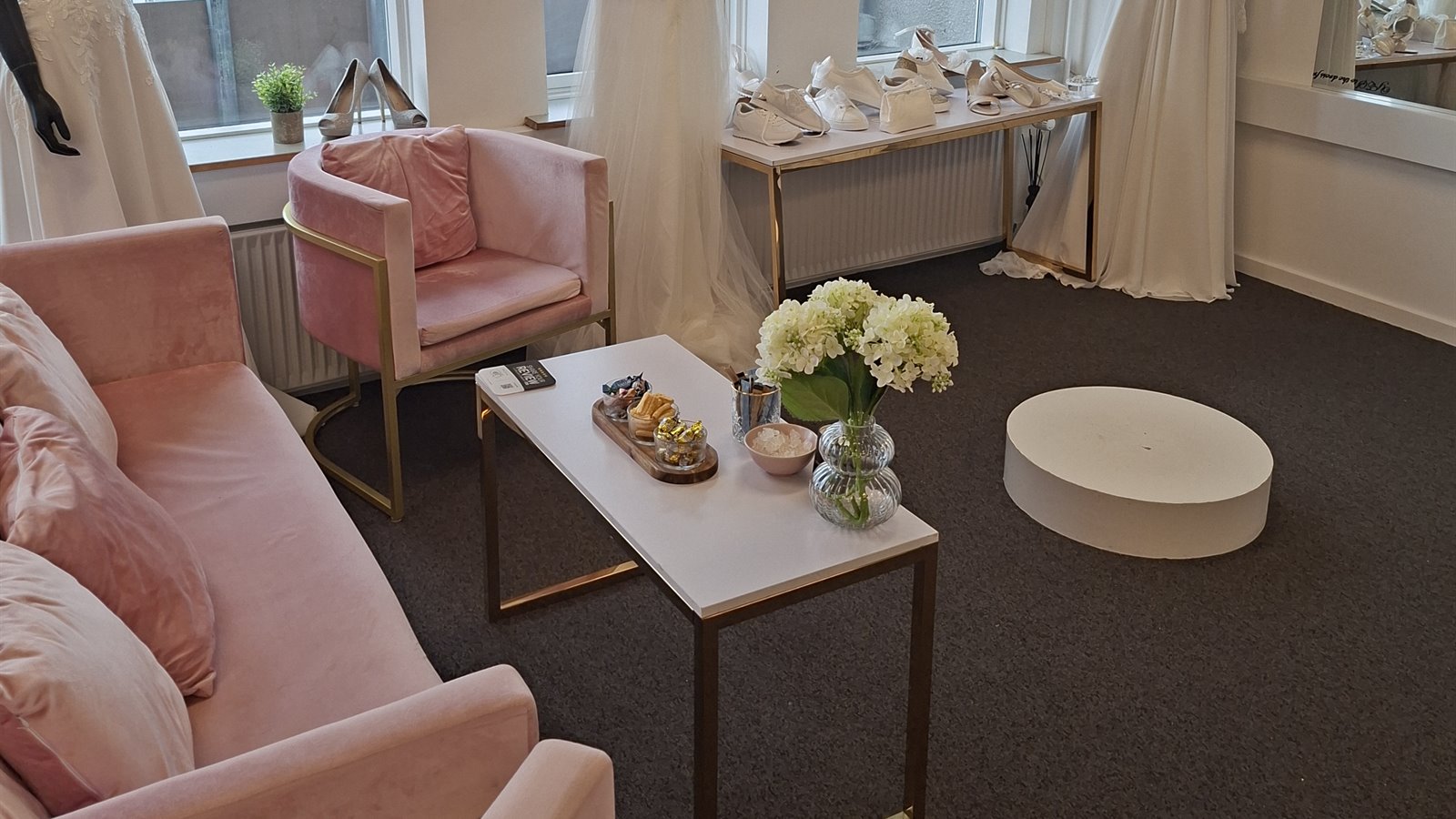 Lounge med pink sofaer hvor du proever brudekjolen i ro og mag
