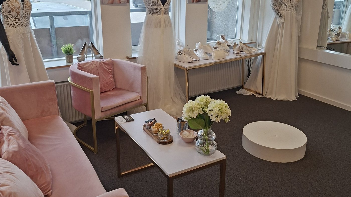 Brudekjoleoutlet showroom med brudekjoler og private prøvninger