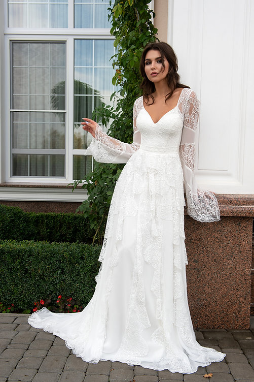 Elfin brudekjole med bøhmiske ærmer og fryns