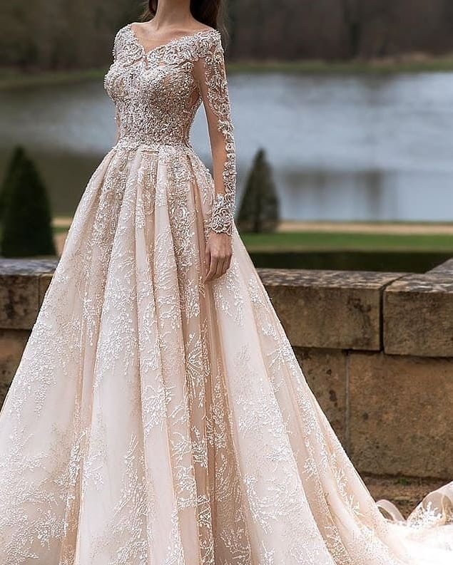 Brudekjole med glimmer og gloss a line med ærmer