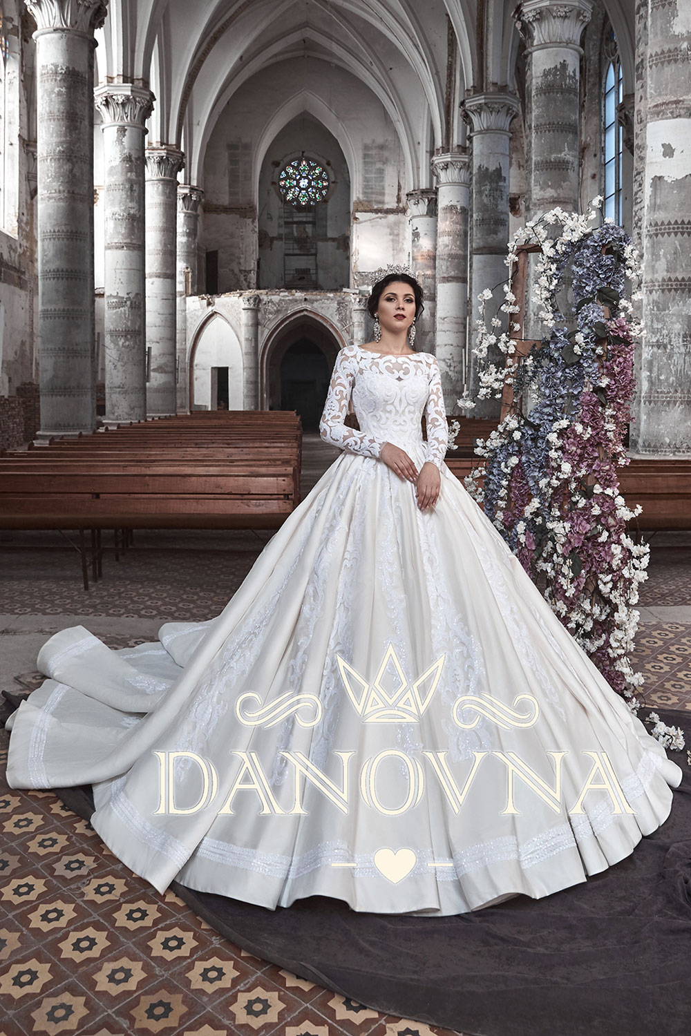 brudekjole med blonder stor slæb  model