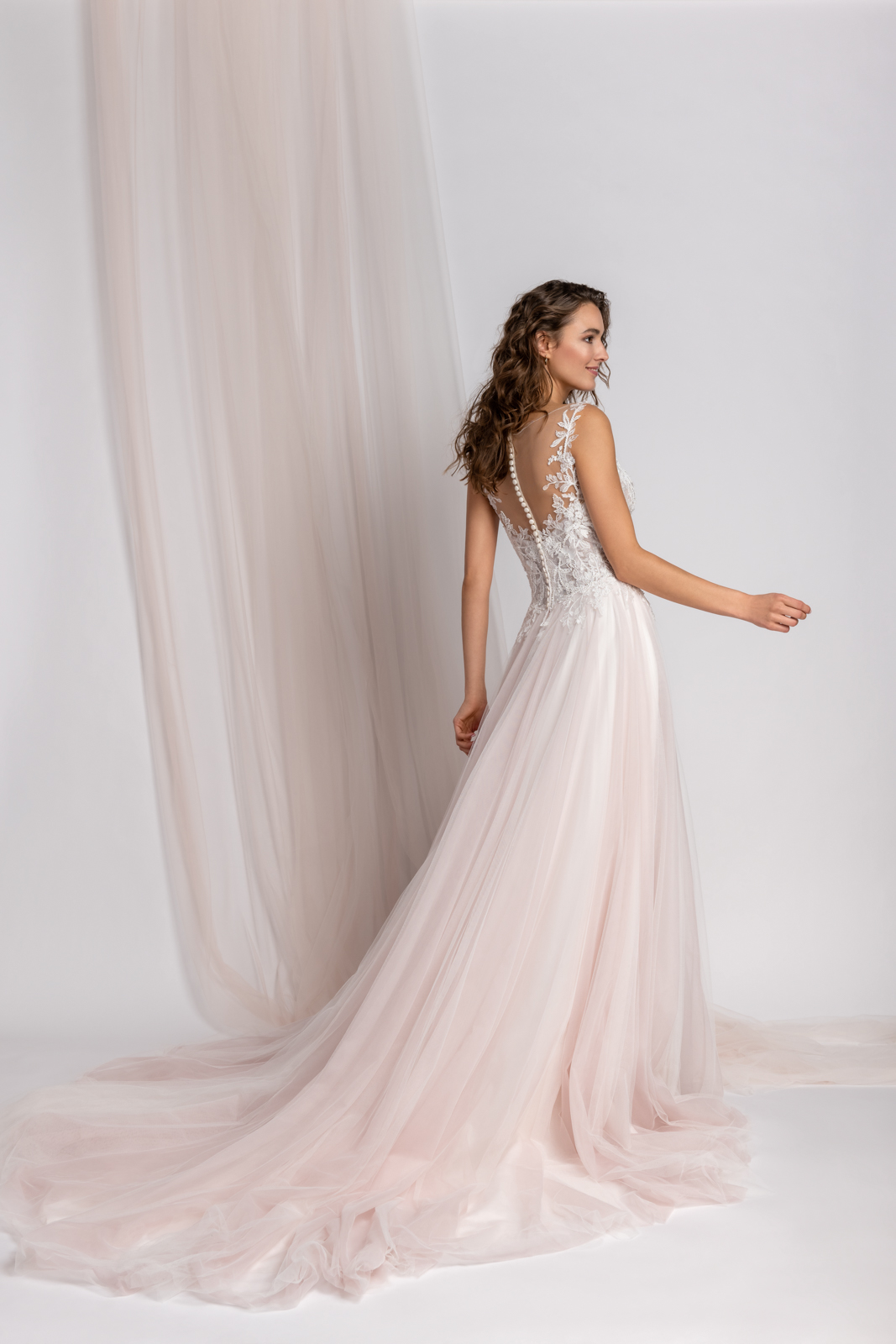 Lina Becker brudekjole med fine blonder som fortsætter ned ad maven