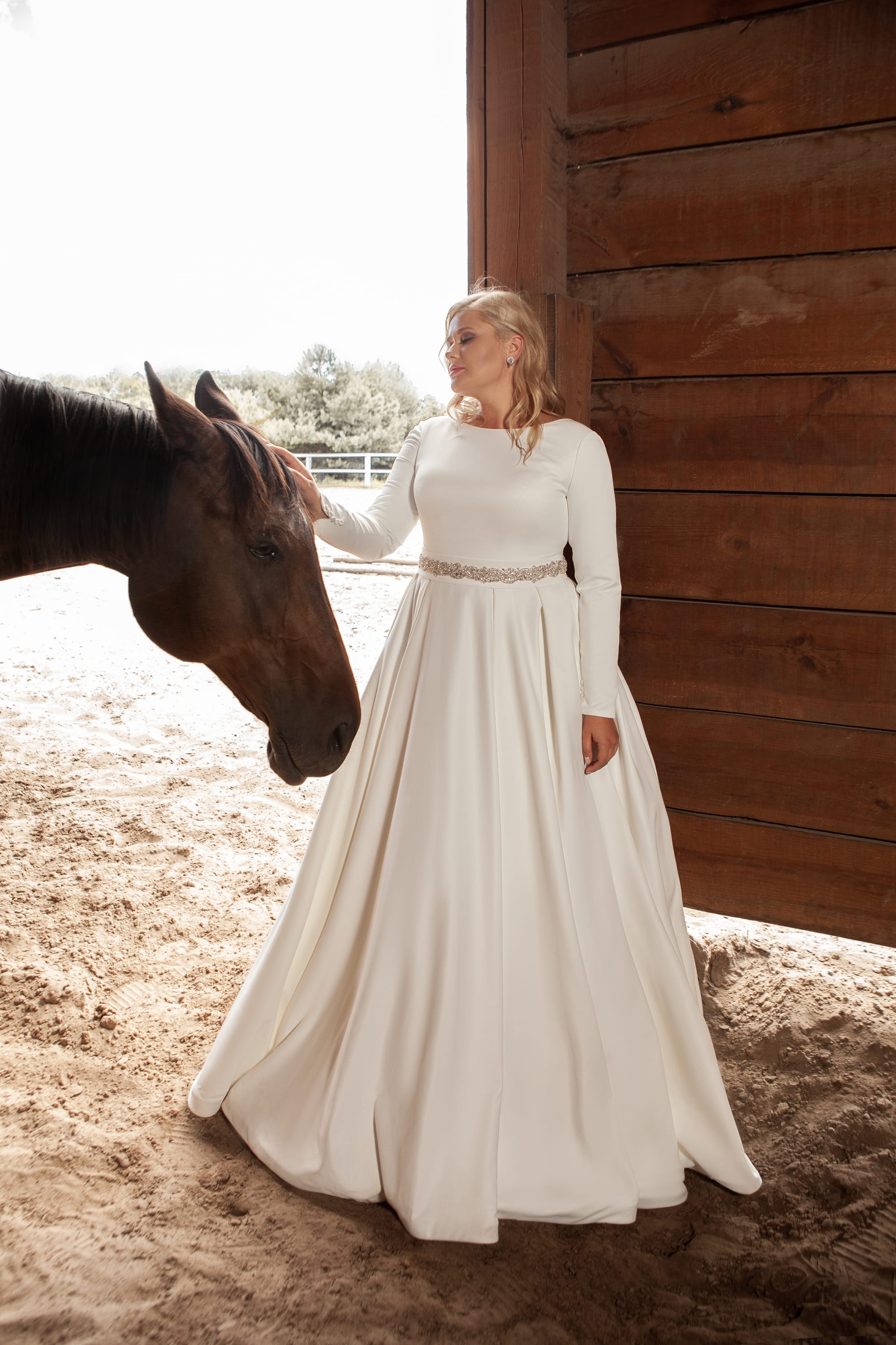 Brudekjole med lange ærmer i store størrelser