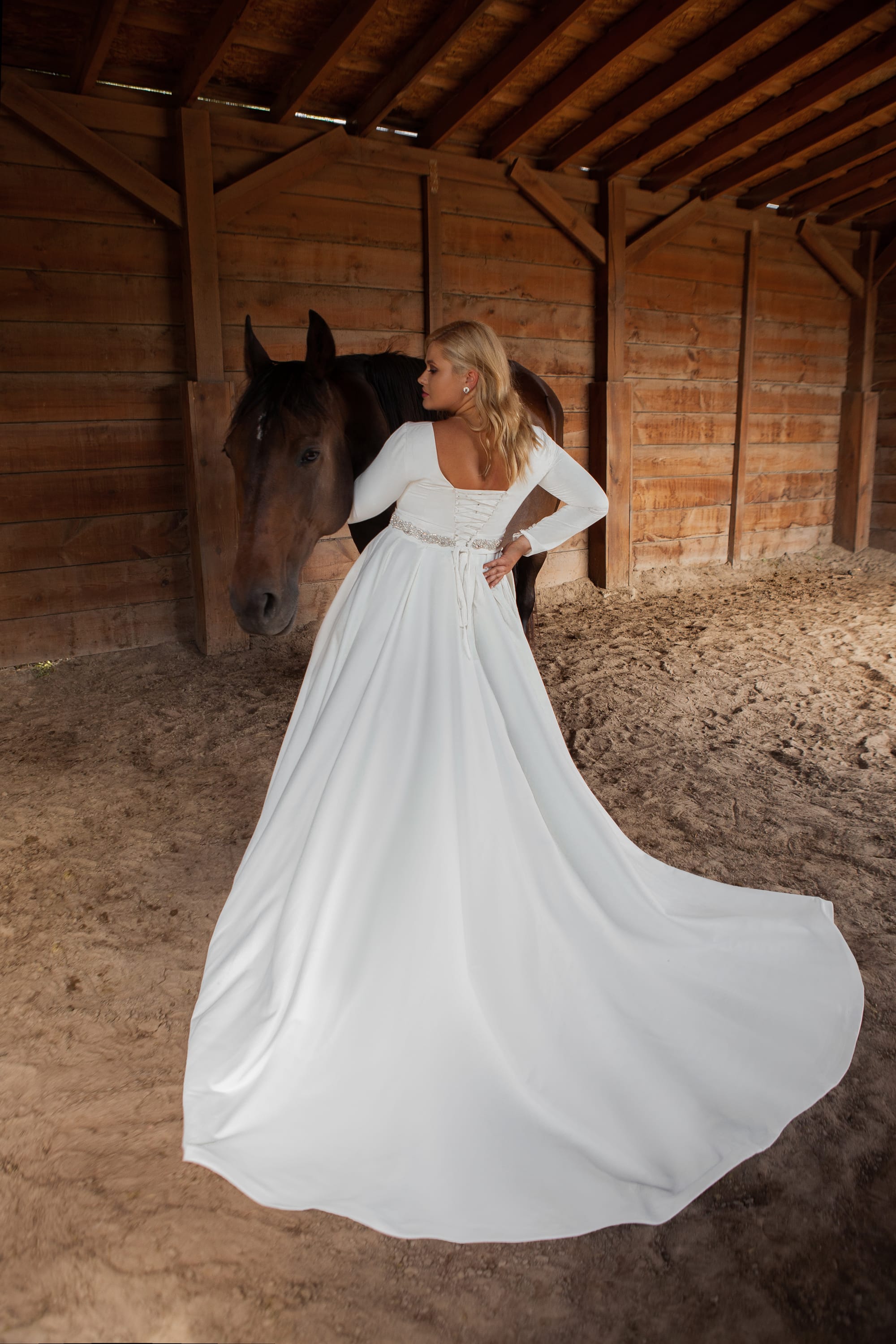 Brudekjole med lange ærmer i store størrelser