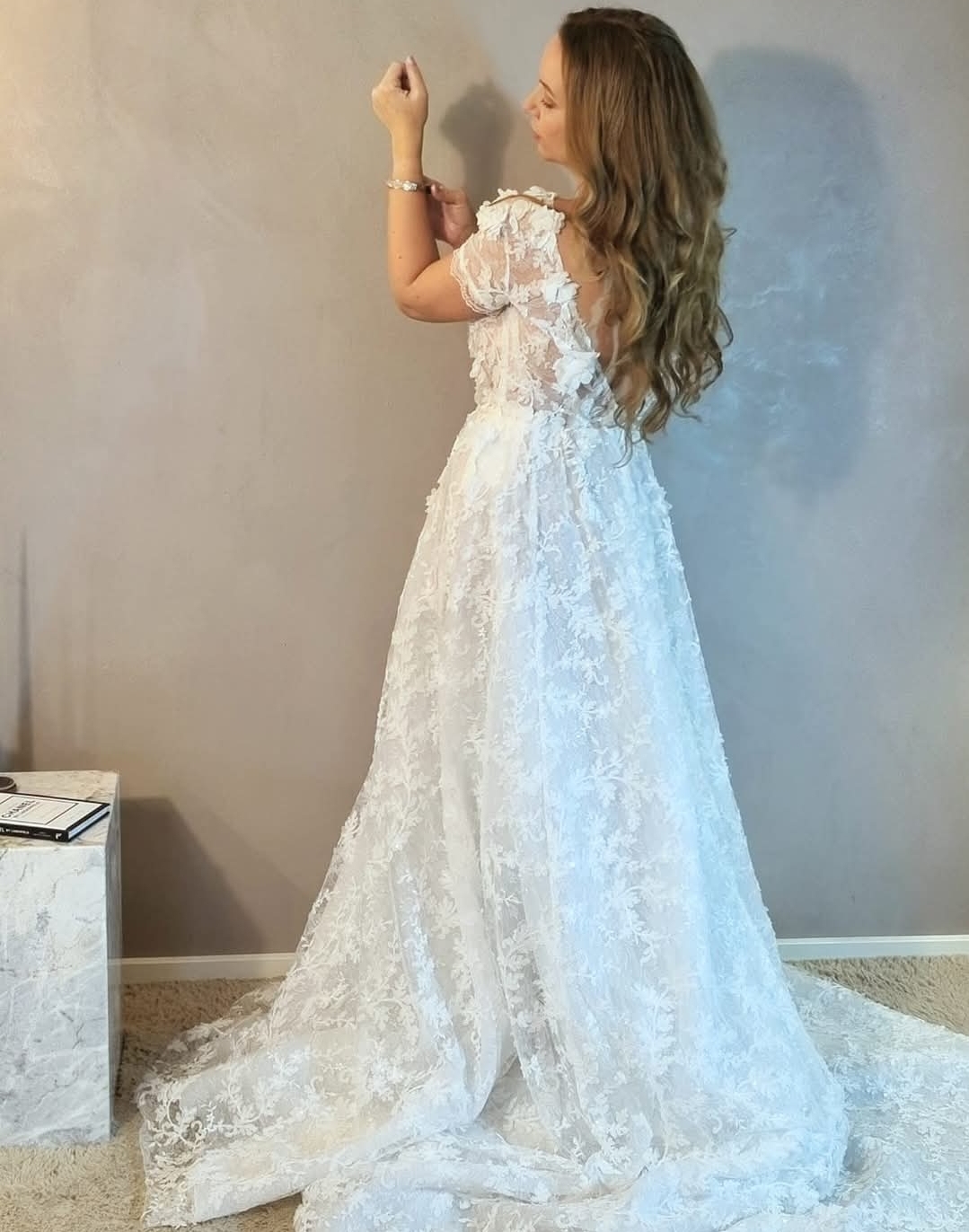 Brudekjole med ærme og total blonde på kjolen