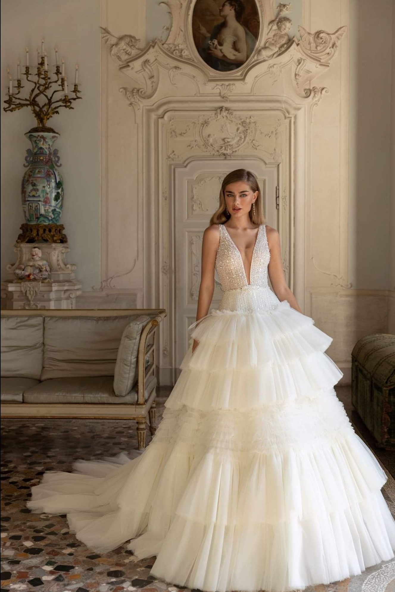 Brudekjole fra Pollardi med dyb ryg og glimmer