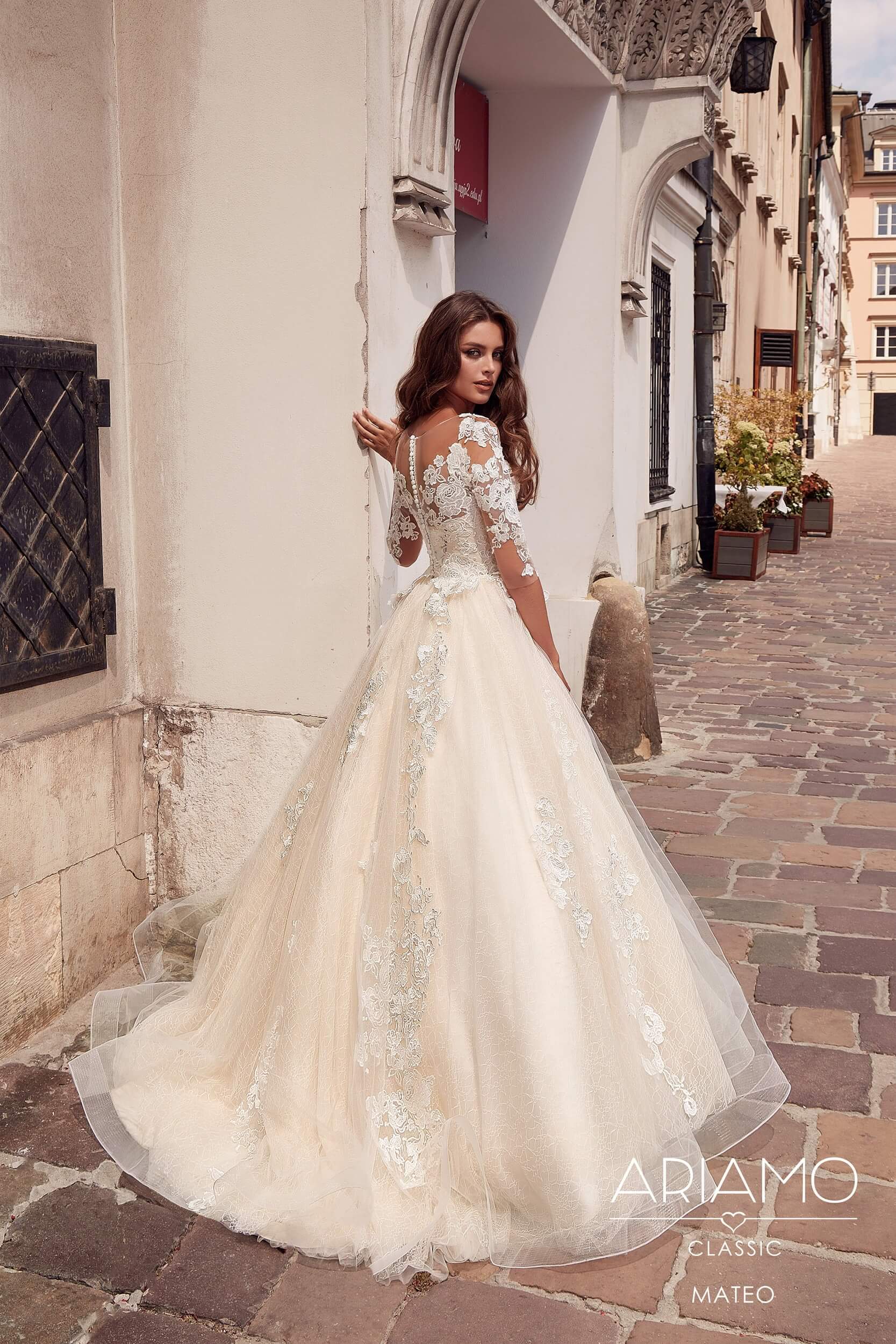 Mateo Med ærmer solgt