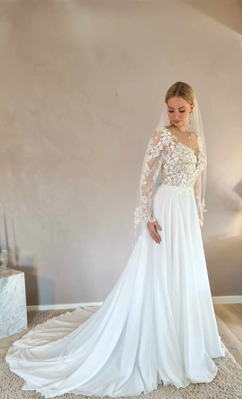 Brudekjole med blonde og glat skørt