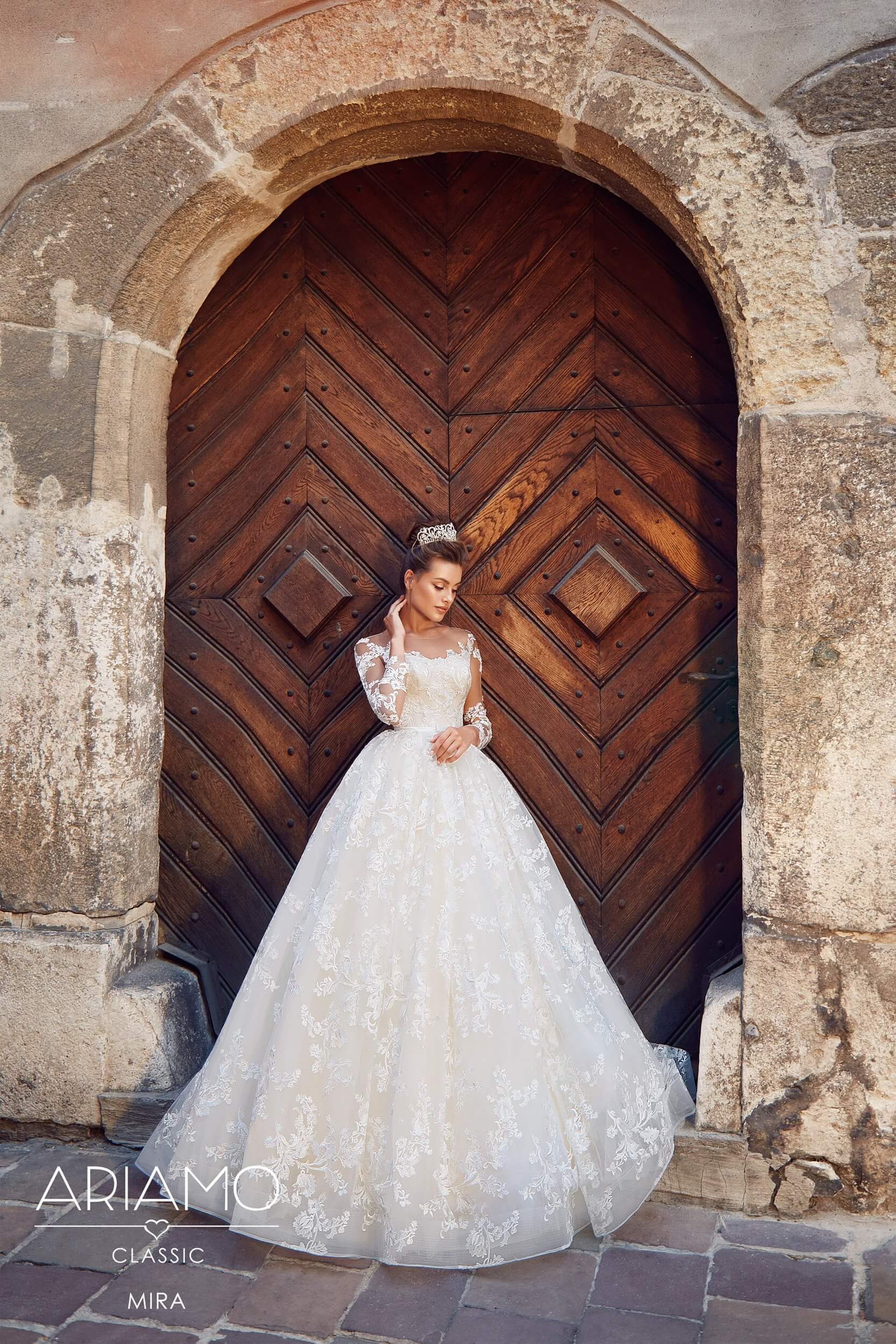 Mira brudekjoler med lange ærmer og blonder