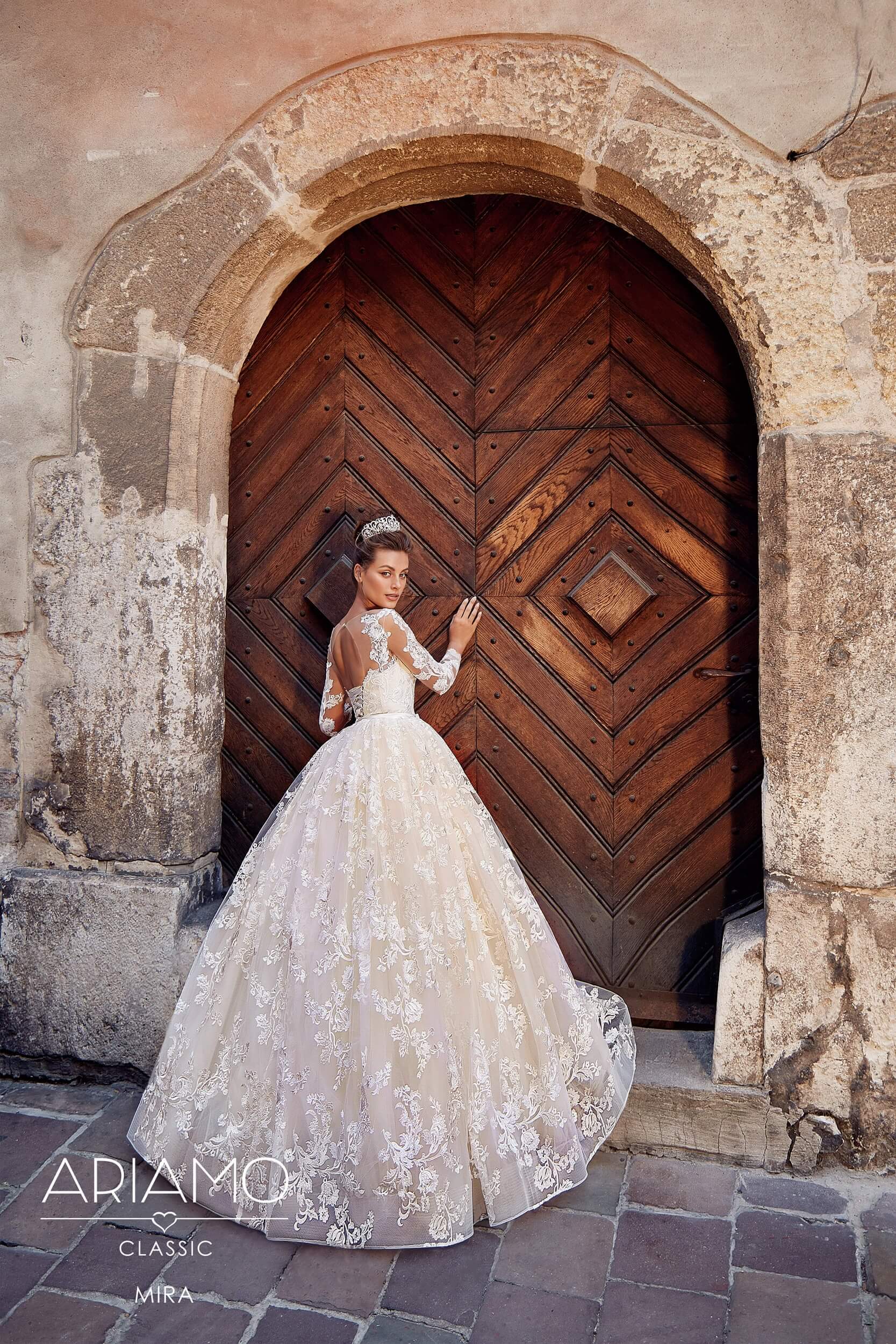 Mira brudekjoler med lange ærmer og blonder