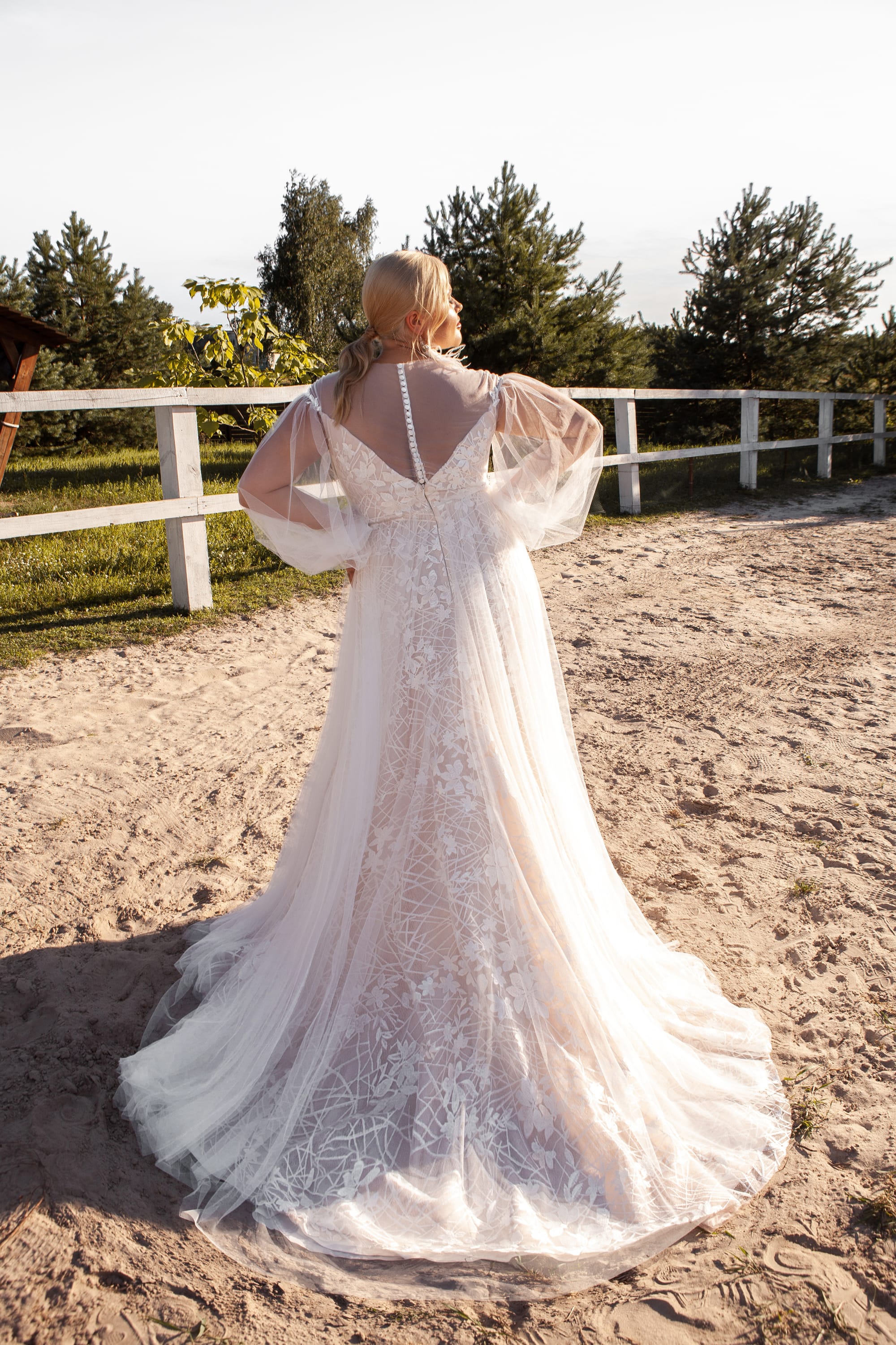 Eliot brudekjole i store størrelser med ærmer, tilbud