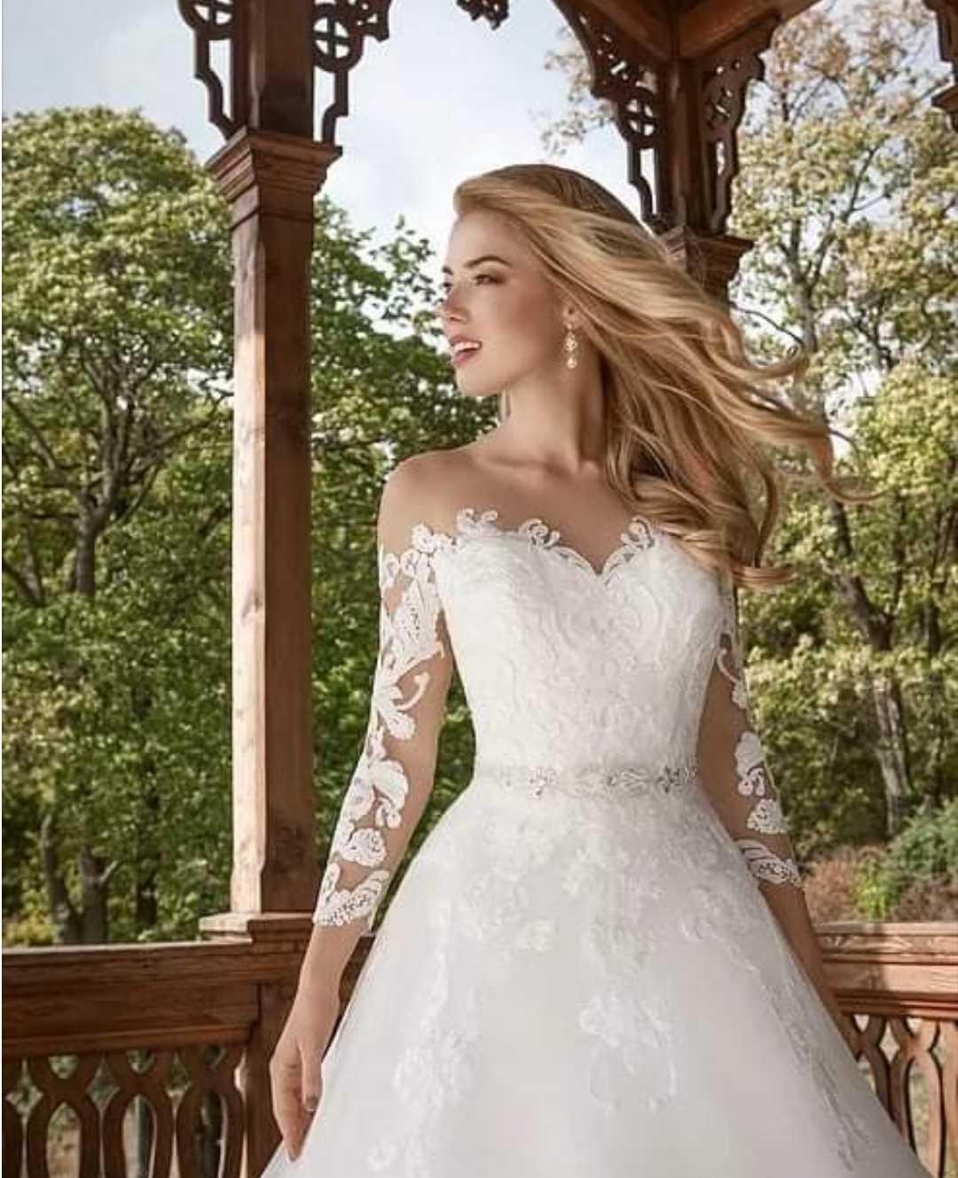 Habbo brudekjole med ærmer og blonder over hele armen