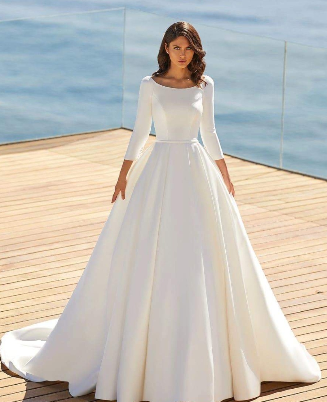 Daisy brudekjole med lange ærmer og glat underdel