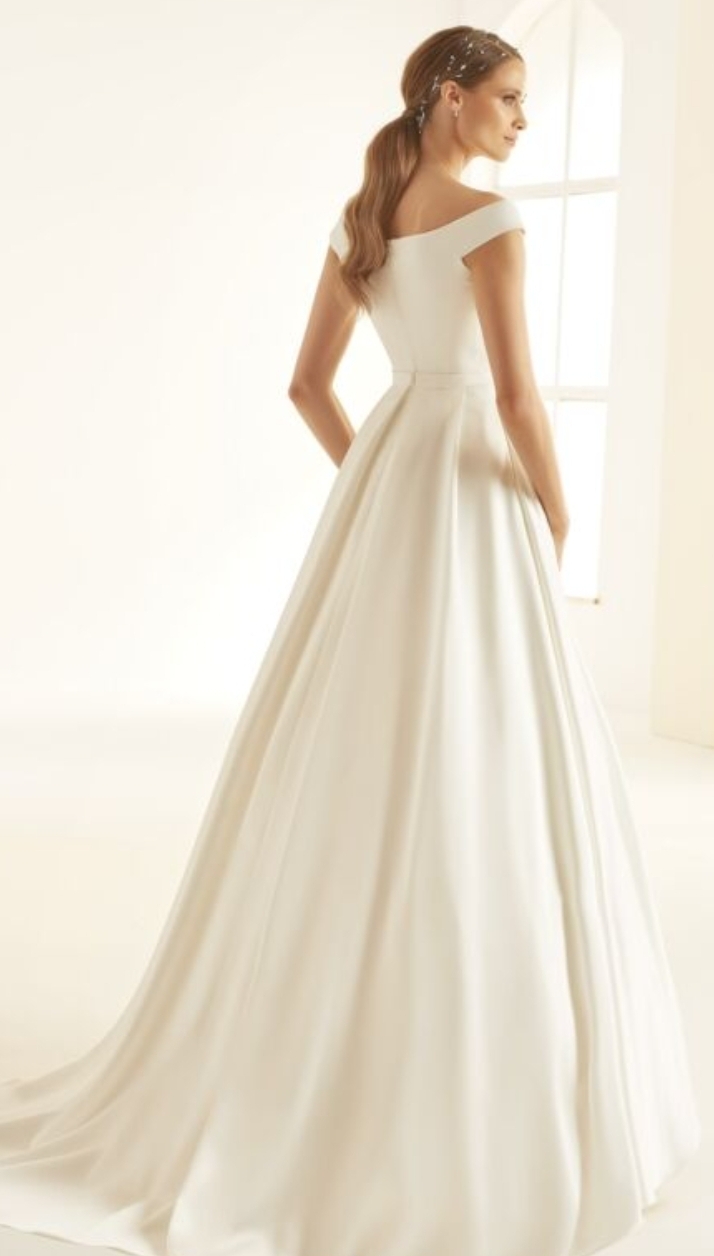 Brudekjolen i silke glat stof 