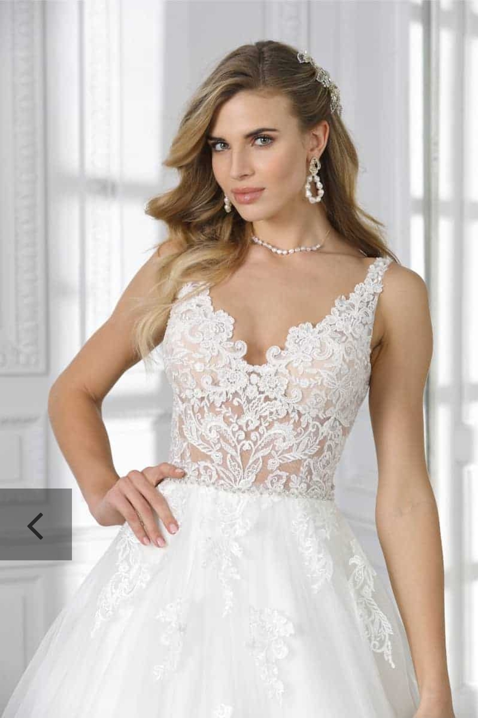 Brudekjole med a Line tyl skørt dyb ryg