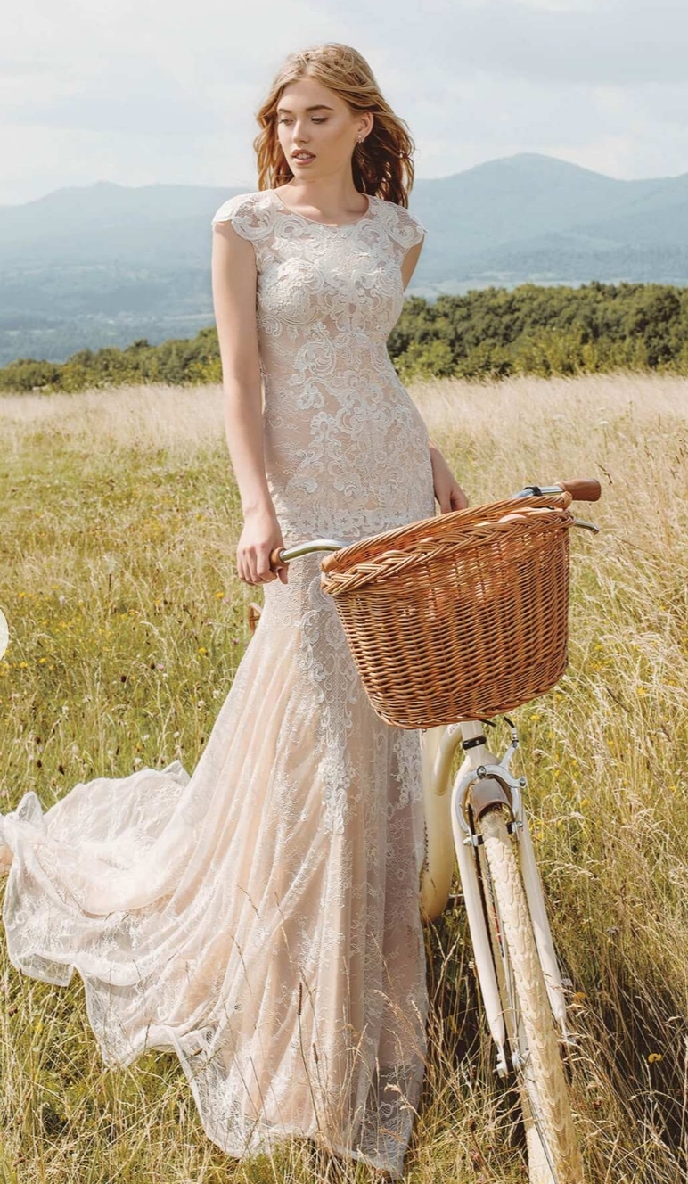 Kelly boho brudekjole med lidt ærme 