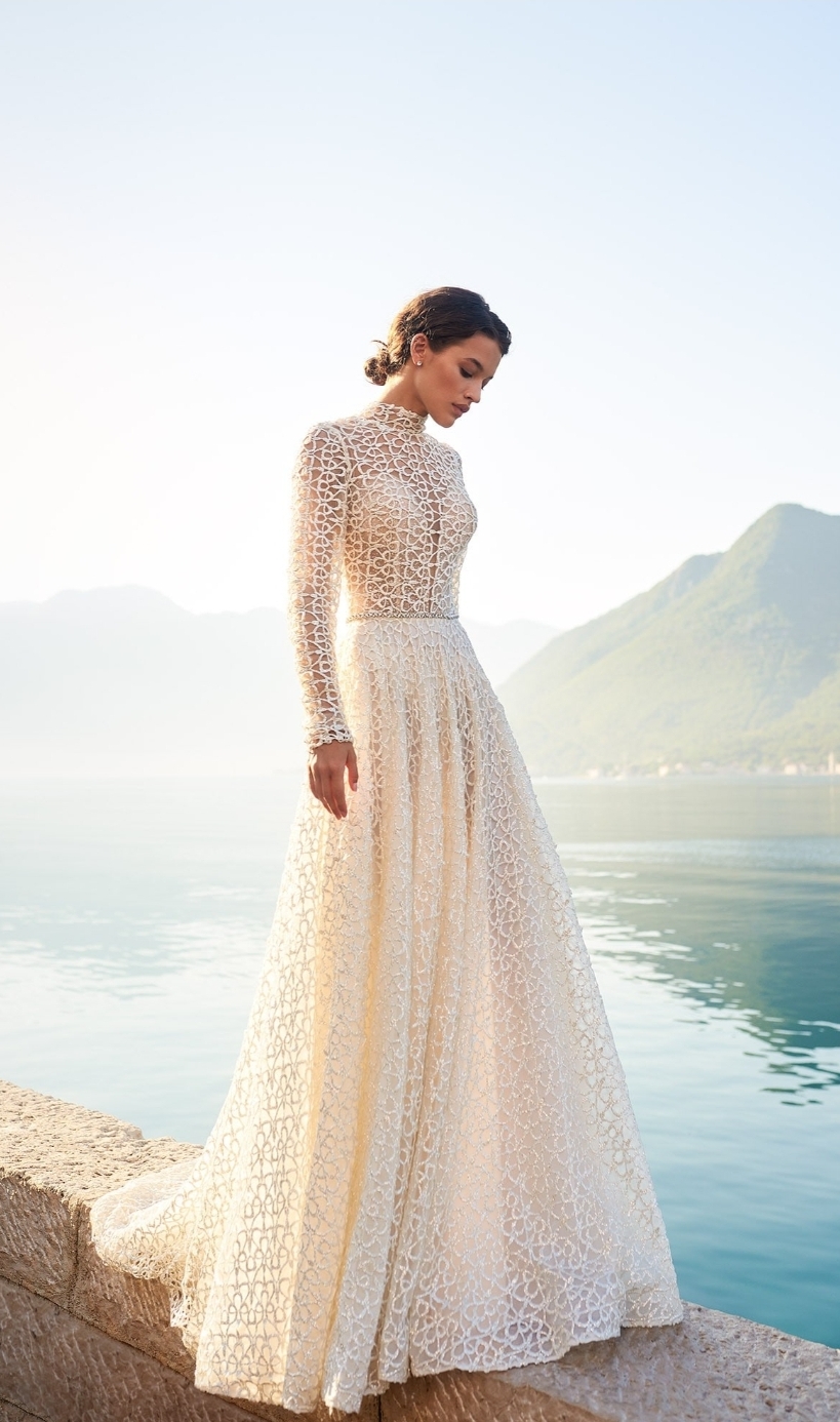 Brudekjole med høj hals