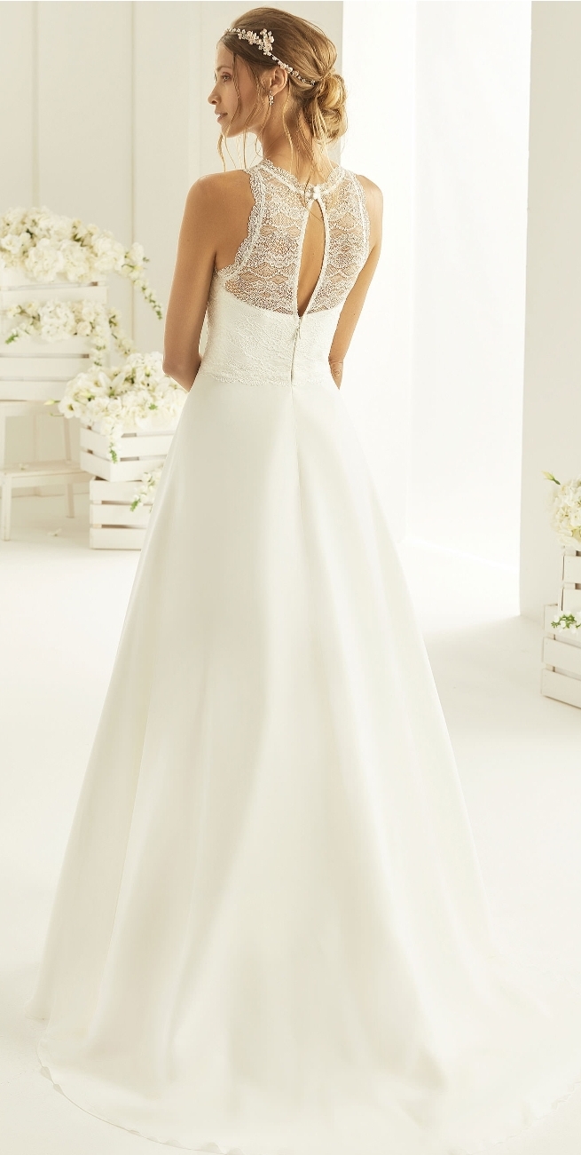 Høj hals brudekjole