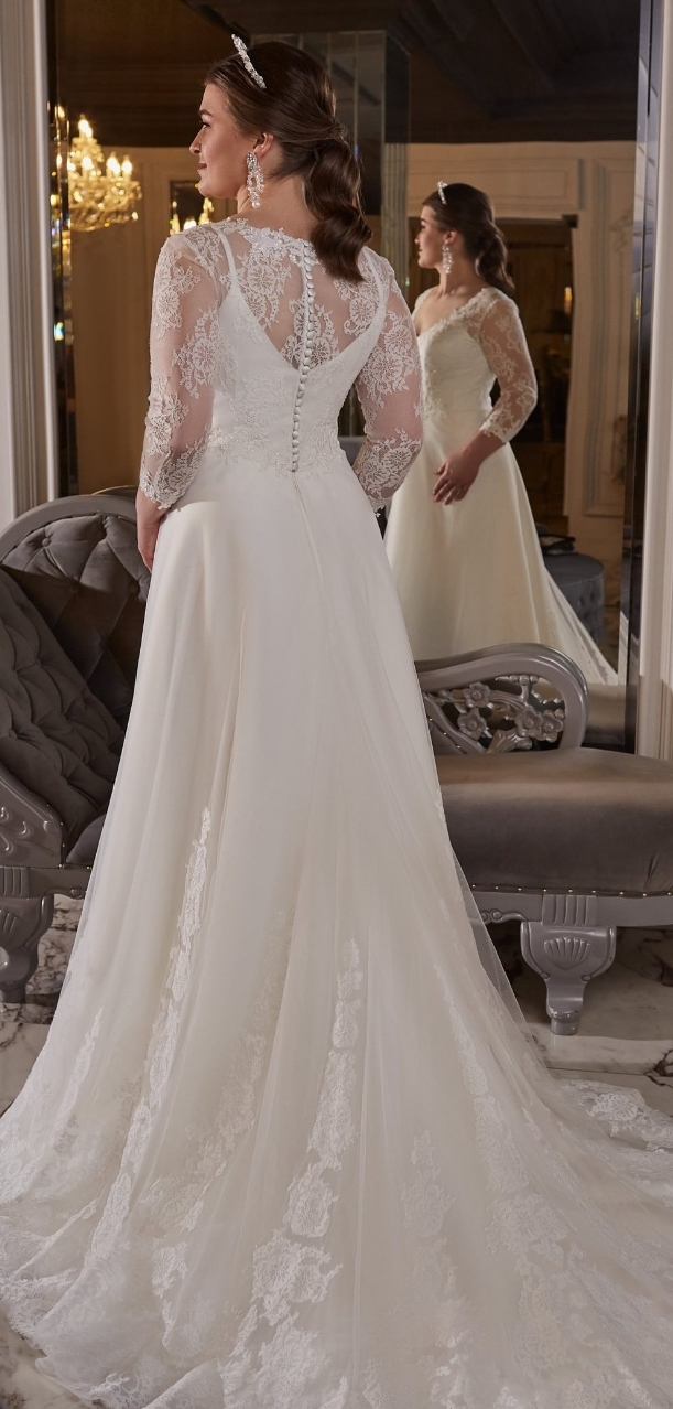 Santin brudekjole med ærmer i en stor størrelse 