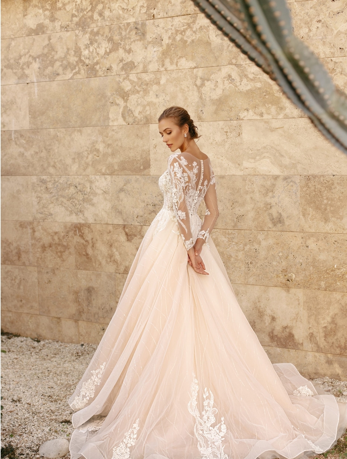 Pamela brudekjole med ærmer og farve