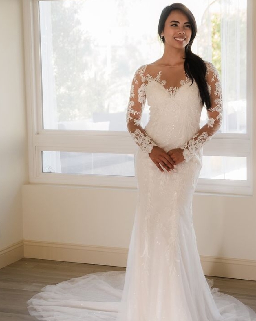  Evelyn brudekjole med lange ærmer og blonder