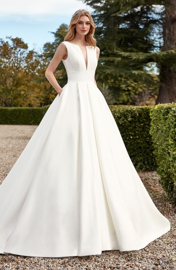 Holistis glat brudekjole med v ryg 