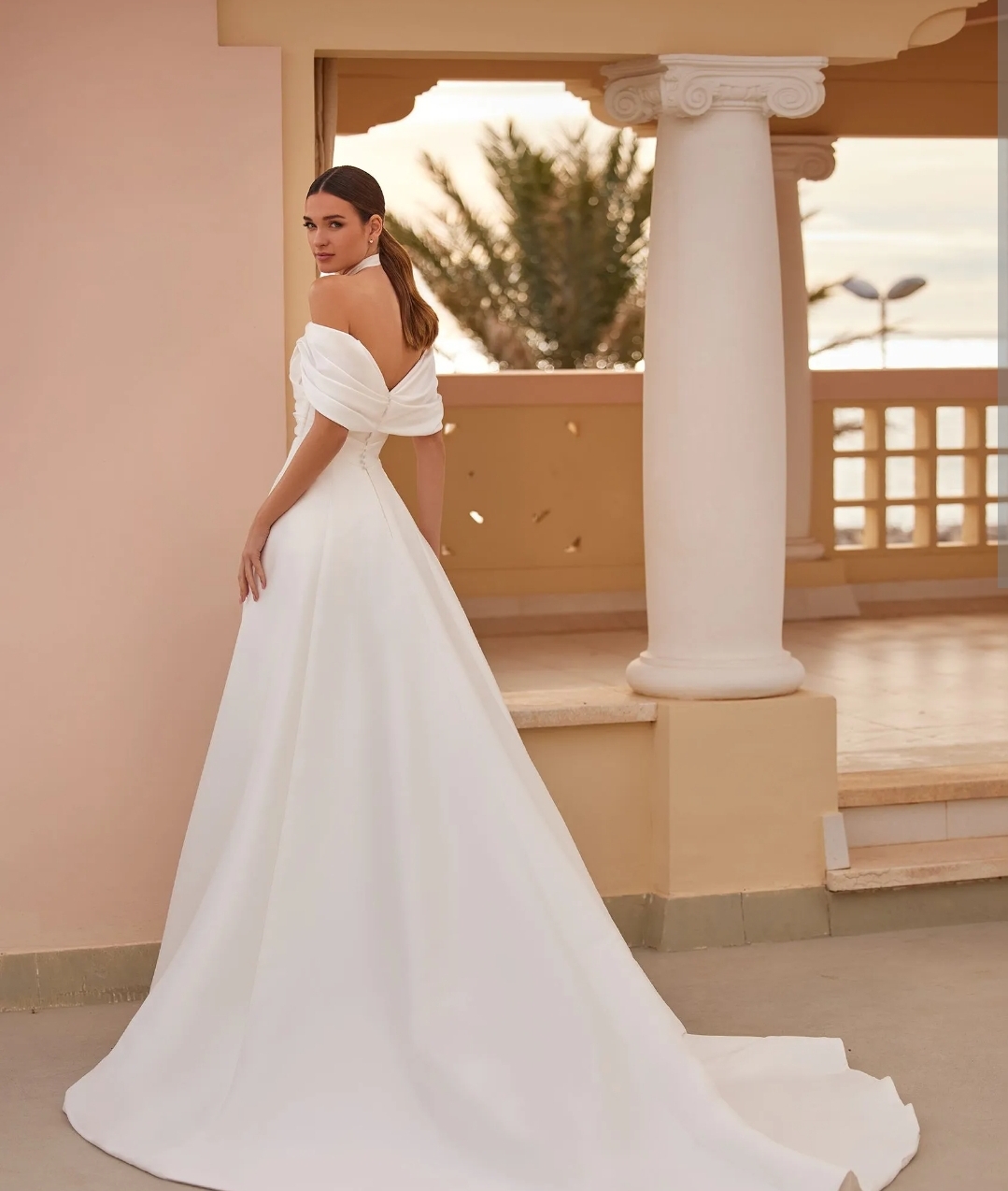 Orianne brudekjole med slæb