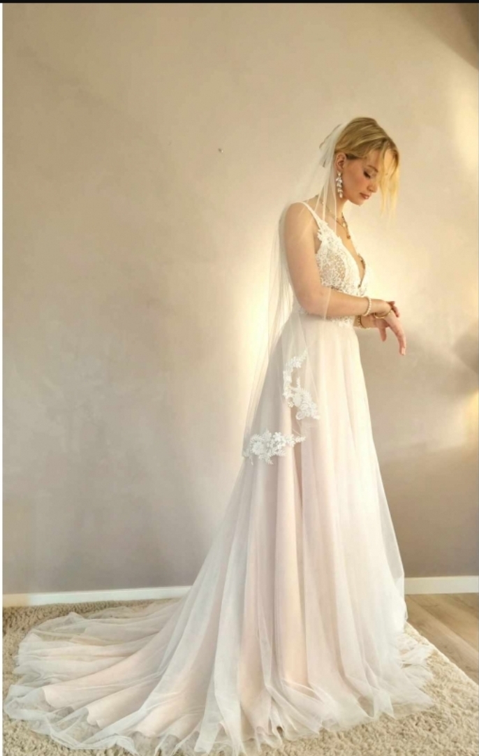 Brudekjole I beige fra BrudekjoleOutlet med slæb