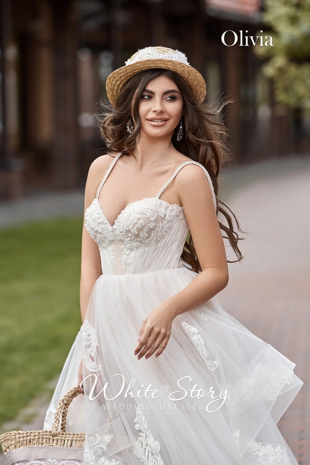 Olivia brudekjole med strop og blonde og tyl