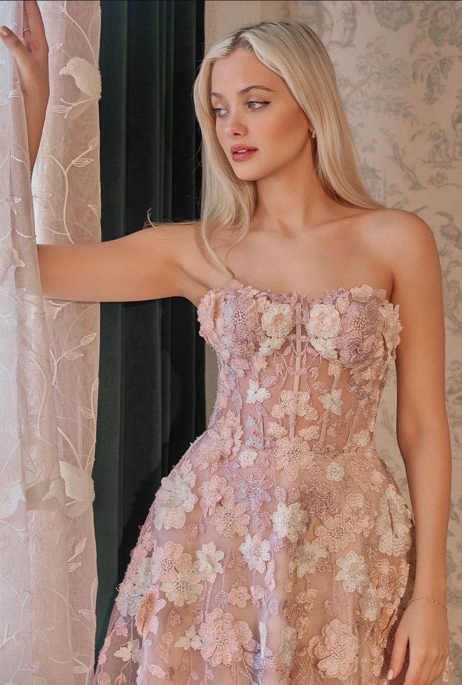 Brudekjole med blomster 