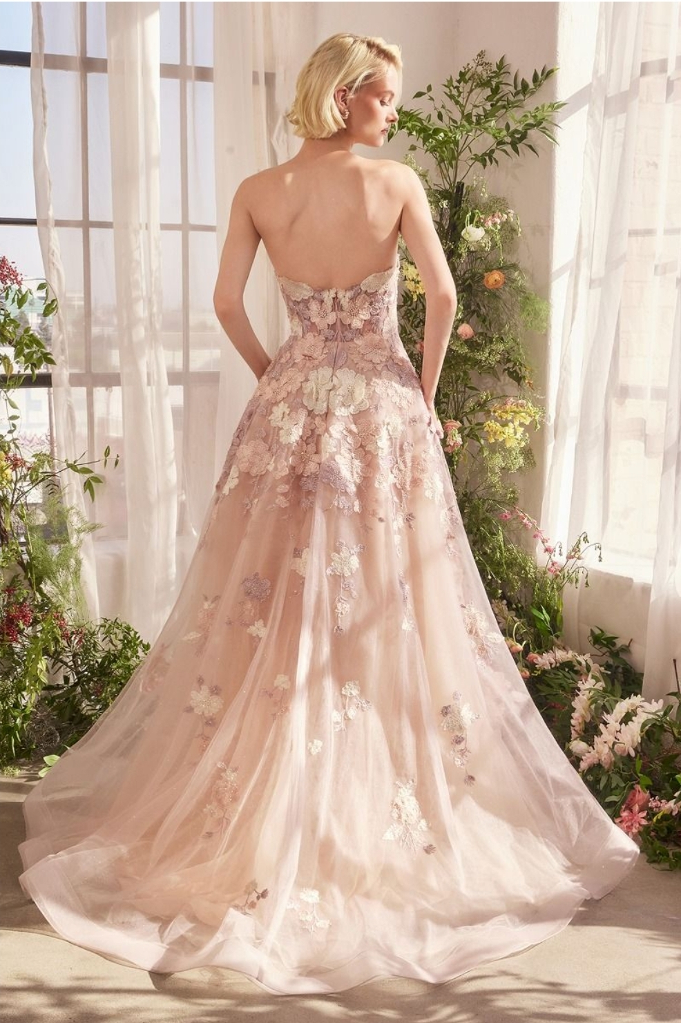 Brudekjole med blomster 