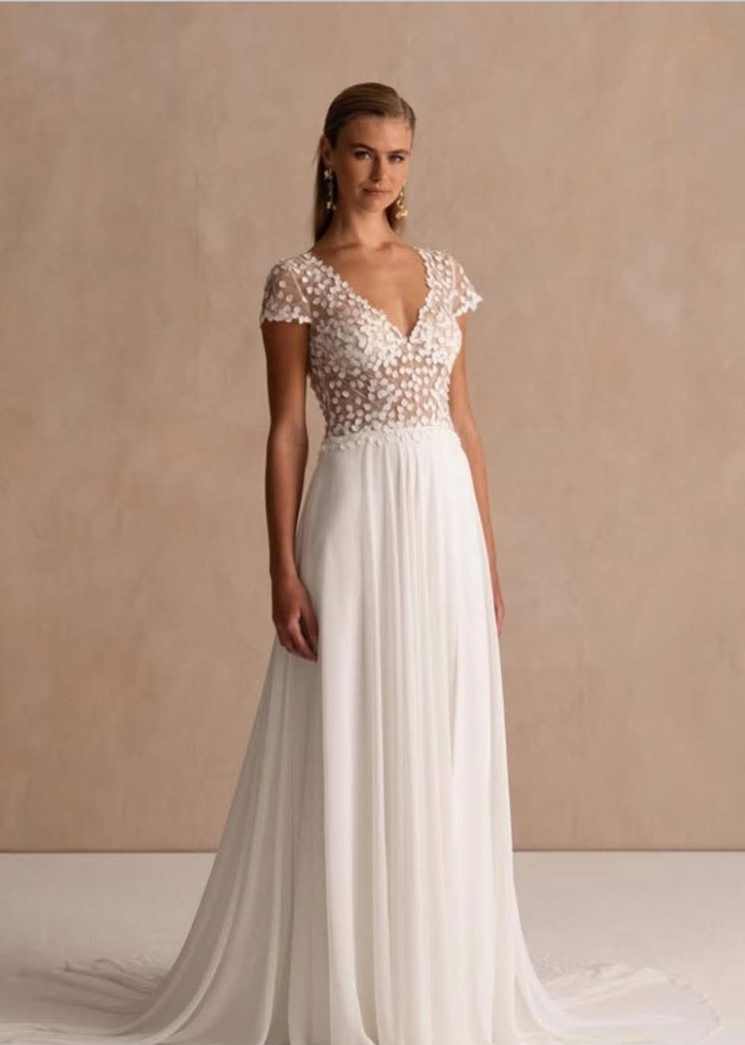 Mary brudekjole med blomster og blade 