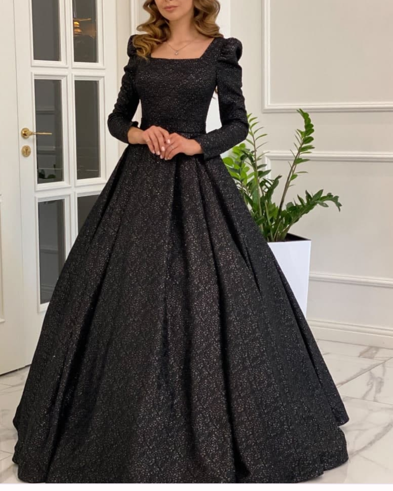 Sort brudekjole med ærmer 