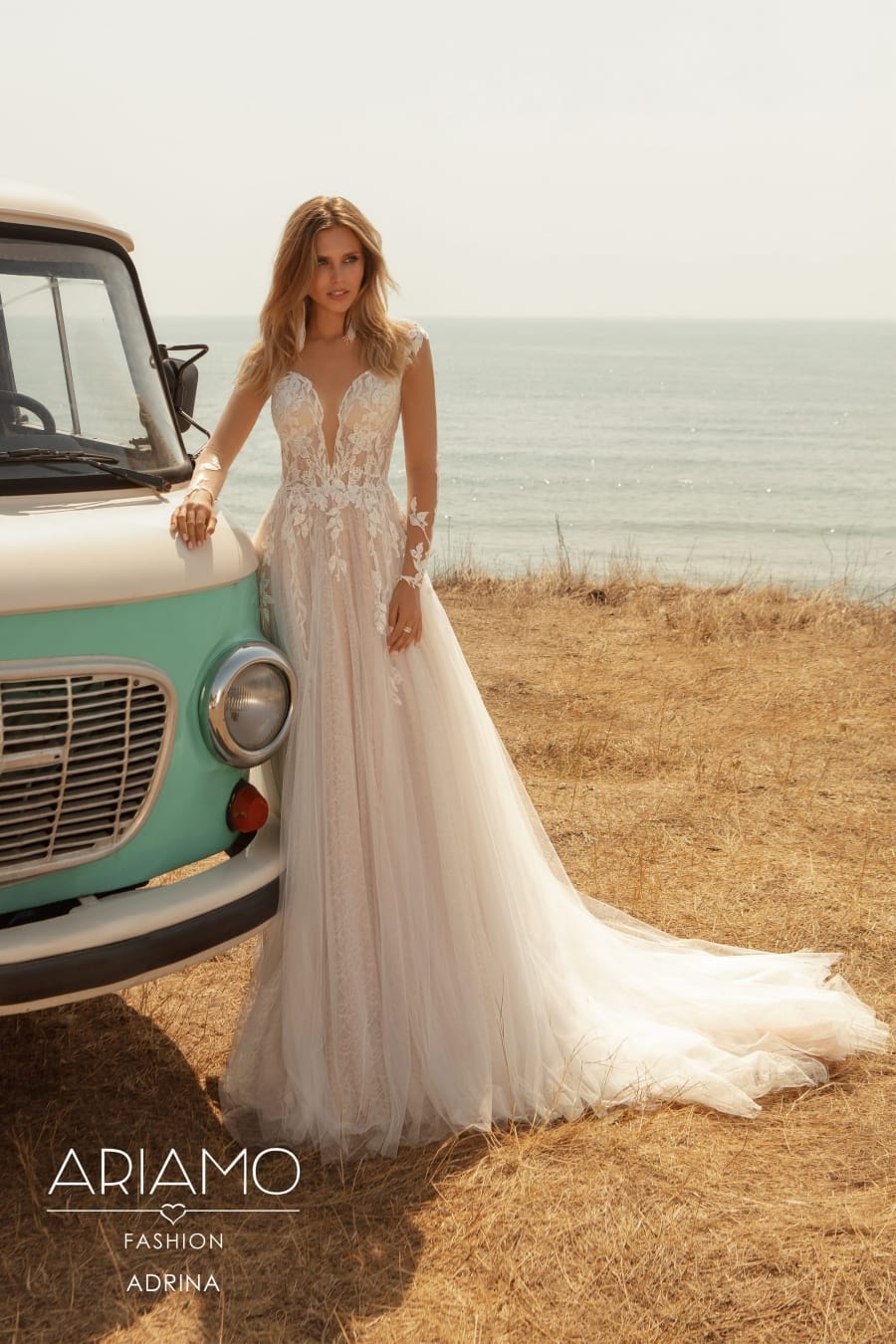 Let brudekjole aline med lange ærmer og små blonder