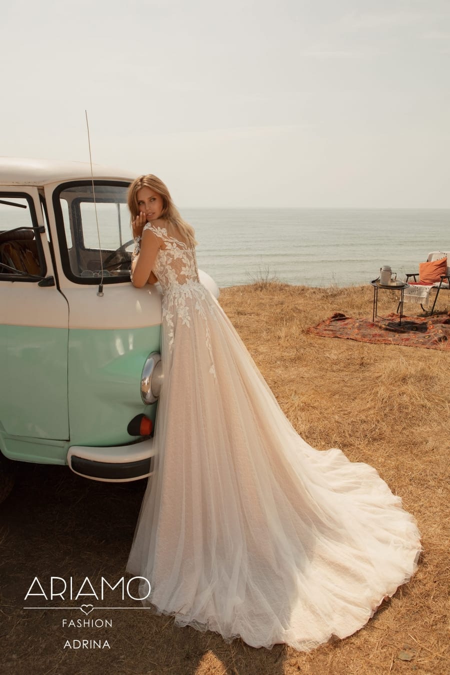 Let brudekjole aline med lange ærmer og små blonder