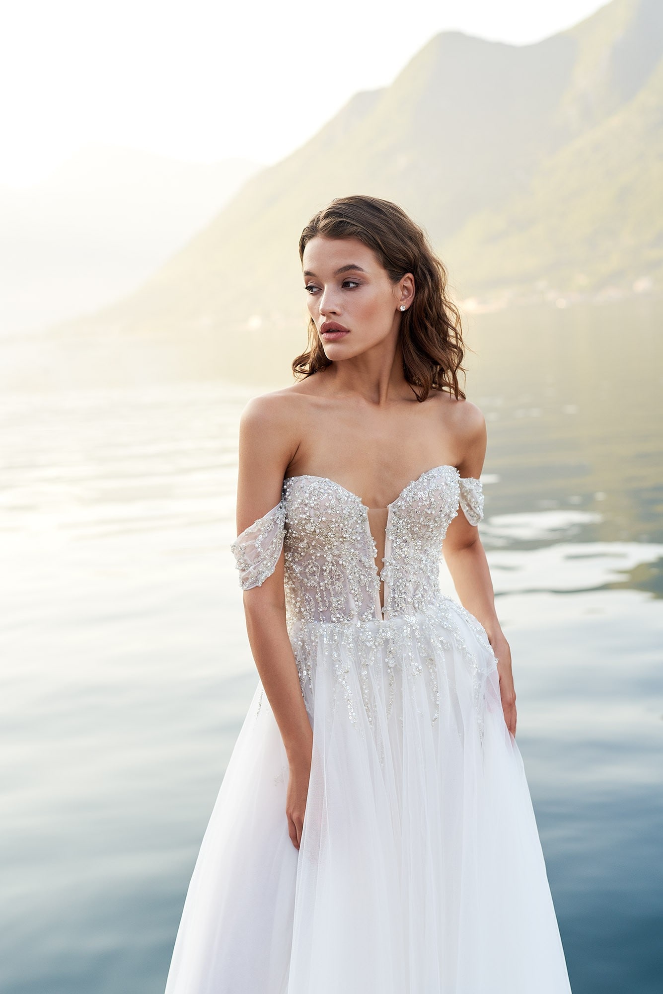 Andrea 2026 model med tyl og ærmer