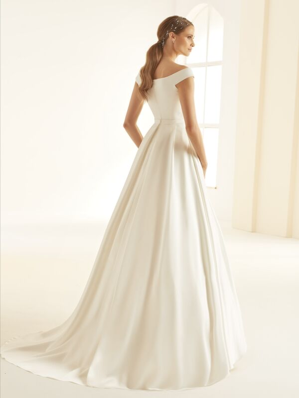 Esmeralda brudekjole med off shoulder silke glat med lommer