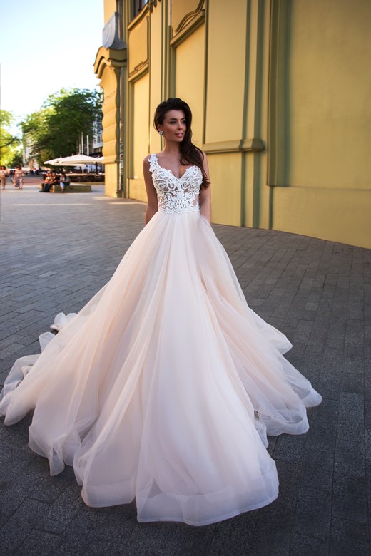 Catalissa 2025 unik brudekjole med blonder og tyl og stram talje