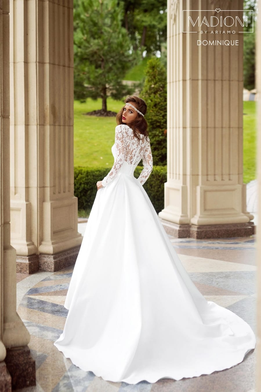 Dominique 2025 med lange blonde ærmer