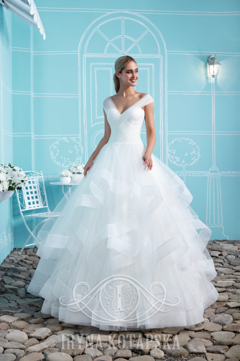 Brudekjole med fluffy tyl